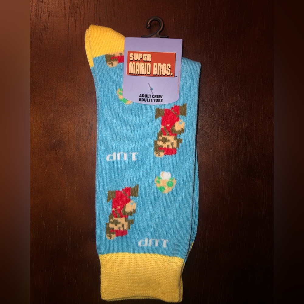 SUPER MARIO BROS NOVELTY CREW SOCKS NWT MEN’S SHOE SIZE 8-12